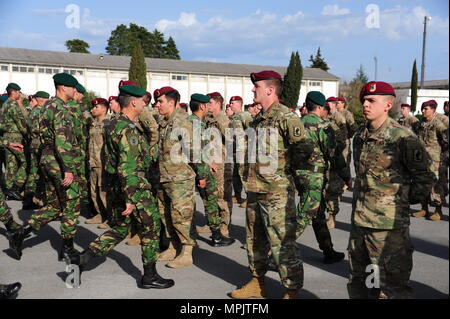 I paracadutisti dell'esercito statunitense del 1st Squadron, del 91st Cavalry Regiment, della 173rd Airborne Brigade e della 1st Airborne Brigade portoghese partecipano ad una cerimonia di scambio delle ali durante l'esercitazione Real Thaw 17 a Tomar, Portogallo, 16 marzo 2017. Lo scambio implica fiducia reciproca, interoperabilità e la capacità di condurre operazioni aeree congiunte utilizzando tecniche e attrezzature condivise, evidenziando la cooperazione tra paracadutisti statunitensi e portoghesi in grandi esercitazioni di forza congiunta e combinata progettate per migliorare la competenza tattica e la prontezza operativa. Foto Stock