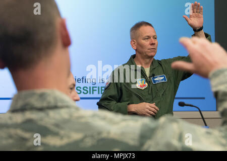 Il Mag. Gen. John K. McMullen, vice comandante, Air Combat Command, parla durante un tempo annuale conferenza a base comune Langley-Eustis, 13 marzo 2017. Lo scopo della conferenza era di dare forma al futuro del meteo forza da discutere di temi che riguardano le aree di tutto il mondo nella Air Force. Inoltre, i leader hanno dato l'opportunità di suggerire soluzioni alle crescenti preoccupazioni nel campo della carriera. (U.S. Air Force photo by Staff Sgt. Nick Wilson) Foto Stock