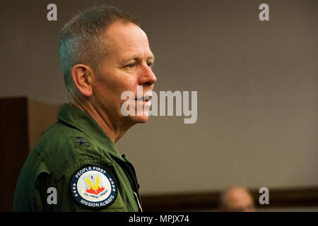 Il Mag. Gen. John K. McMullen, vice comandante, Air Combat Command, parla durante un tempo annuale conferenza a base comune Langley-Eustis, 13 marzo 2017. Lo scopo della conferenza era di dare forma al futuro del meteo forza da discutere di temi che riguardano le aree di tutto il mondo nella Air Force. Inoltre, i leader hanno dato l'opportunità di suggerire soluzioni alle crescenti preoccupazioni nel campo della carriera. (U.S. Air Force photo by Staff Sgt. Nick Wilson) Foto Stock