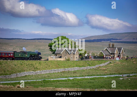 Ribblehead. Regno Unito. 22 maggio. 2018. La più famosa del mondo locomotiva a vapore, Flying Scotsman visto avvicinarsi Ribblehead stazione in York Foto Stock