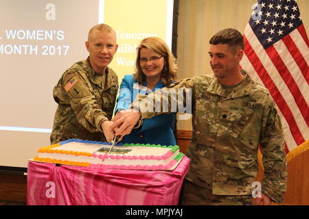 Brig. Gen. Patrick D. Frank, 1a divisione di fanteria e Fort Riley agenti senior commander, e Phyllis Fitzgerald, Junction City mayor, tagli un cerimoniale di torta, 15 marzo seguente la donna della storia mese rispetto a Riley, centro della conferenza. Fitzgerald ha completato 21 anni di active-dovere di servizio e ritirato come chief warrant officer 3 funzionario dei servizi segreti di chi ha implementato al Desert Storm con il primo Inf. Div. (Spc. Elizabeth Payne, XIX Affari pubblici distacco) Foto Stock