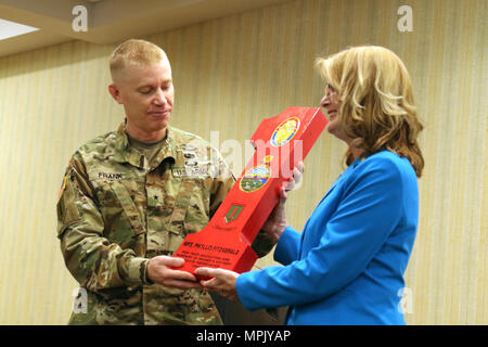 Brig. Gen. Patrick D. Frank, 1a divisione di fanteria e Fort Riley agenti senior commander, presenta Phyllis Fitzgerald, Junction City mayor, con una tavola di legno "Big Red One" 15 marzo seguente la donna della storia mese rispetto a Riley, centro della conferenza. Fitzgerald ha completato 21 anni di active-dovere di servizio e ritirato come chief warrant officer 3 funzionario dei servizi segreti di chi ha implementato al Desert Storm con il primo Inf. Div. (Spc. Elizabeth Payne, XIX Affari pubblici distacco) Foto Stock