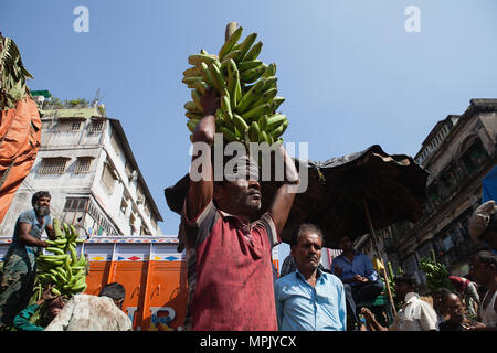 India Bengala Occidentale, Calcutta, Le banane sono messe all'asta presso i grossisti di frutta sul mercato. Foto Stock