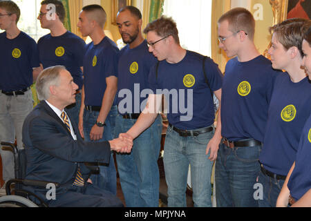 AUSTIN - (20 marzo 2017) Texas Governor Greg Abbott si congratula con Giosuè Suaseda di Bay City, Mich, dopo la somministrazione del giuramento di arruolamento ai futuri marinai della marina militare il reclutamento di quartiere San Antonio presso la residenza del governatore durante la settimana della Marina. Officiating la cerimonia è stata Navy Vice Capo dell Informazione Adm posteriore. Robert Durand, che hanno ricevuto un annuncio da parte del governatore che dichiara Marzo 18-24, 2017 Come Navy settimana. Texas la capitale è membri di hosting di U.S. Navy durante Austin Navy settimana, Marzo 18-24, coincidente con il Rodeo Austin e Stock Show. Marina di Austin settimana è la seconda di 15 Navy Wee Foto Stock