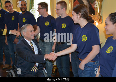 AUSTIN - (20 marzo 2017) Texas Governor Greg Abbott si congratula con Madison Ballard di Austin dopo la somministrazione del giuramento di arruolamento ai futuri marinai della marina militare il reclutamento di quartiere San Antonio presso la residenza del governatore durante la settimana della Marina. Officiating la cerimonia è stata Navy Vice Capo dell Informazione Adm posteriore. Robert Durand, che hanno ricevuto un annuncio da parte del governatore che dichiara Marzo 18-24, 2017 Come Navy settimana. Texas la capitale è membri di hosting di U.S. Navy durante Austin Navy settimana, Marzo 18-24, coincidente con il Rodeo Austin e Stock Show. Marina di Austin settimana è la seconda di 15 Navy settimane in 201 Foto Stock