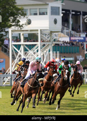 Guide e piloti intorno alla prima curva durante l'Seadell Chalets di Hemsby Handicap picchetti a Yarmouth Racecourse. Foto Stock