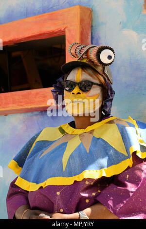 Festival Goer vestito in abiti fantasiosi per le relazioni annuali di primavera il Carnevale di Aix-en-Provence Provence Francia Foto Stock