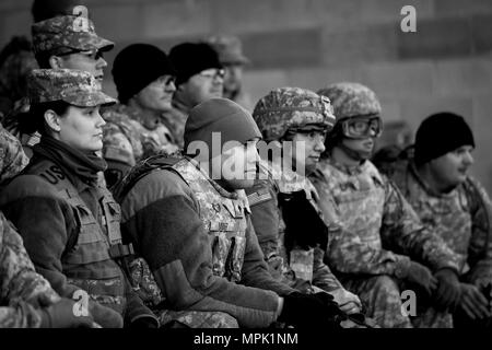 Veicolo gunnery equipaggi sono informati dal primo comandante dell esercito Gunners davanti ad un night live-fire gunnery qualifica durante il funzionamento freddo Acciaio esercizio condotta a Fort McCoy, Wisconsin, Marzo 20, 2017. Funzionamento a freddo è di acciaio negli Stati Uniti Esercito della riserva prima grande live-formazione antincendio equipaggio e servito la qualifica di armi ed esercizio di convalida. Freddo acciaio svolge un ruolo fondamentale nel garantire che l'America dell'esercito di unità di riserva e soldati sono addestrati e pronto per la distribuzione con breve preavviso e portare la lotta contro-ready e letale di armi da fuoco a sostegno del totale dell'esercito e forza comune partner ovunque io Foto Stock