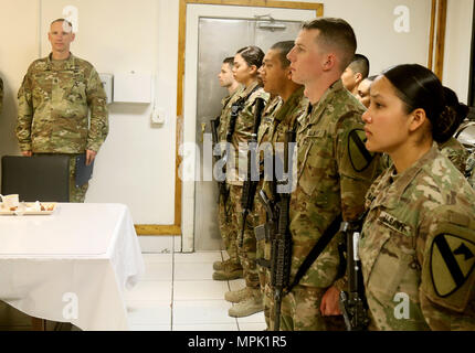 Il comando Sgt. Principali Jason P. Willett (sinistra), il comando sergente maggiore, 1 supporto comando (teatro), si trova in corrispondenza della posizione di attenzione durante il distacco degli ordini prima di conferire premi su Wagonmaster soldati al soldato arruolato il pranzo a Bagram Airfield, Afghanistan, Marzo 20. Foto Stock