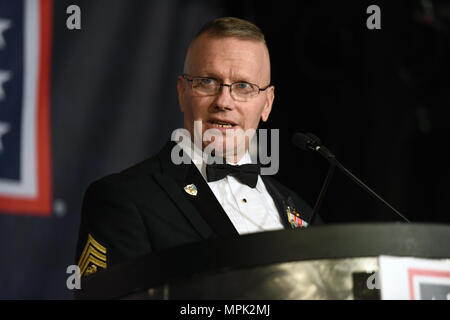 Comando Esercito Sgt. Il Mag. John Troxell, arruolati senior advisor per il presidente del Comune di capi di Stato Maggiore, affronta l'uso del Metropolita Washington-Baltimore's 35th Annual Awards Cena, Arlington, Virginia, Marzo 21, 2017. Senior arruolato i consulenti e i loro coniugi sono stati premiati per i loro contributi per il nostro paese e i nostri militari. Il riconoscimento è stato inoltre destinato ad onorare tutti i senior consulenti arruolato che serve di tutto il mondo e i loro coniugi. (U.S. Esercito nazionale Guard foto di Sgt. 1. Classe Jim Greenhill) Foto Stock