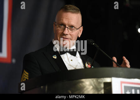 Comando Esercito Sgt. Il Mag. John Troxell, arruolati senior advisor per il presidente del Comune di capi di Stato Maggiore, affronta l'uso del Metropolita Washington-Baltimore's 35th Annual Awards Cena, Arlington, Virginia, Marzo 21, 2017. Senior arruolato i consulenti e i loro coniugi sono stati premiati per i loro contributi per il nostro paese e i nostri militari. Il riconoscimento è stato inoltre destinato ad onorare tutti i senior consulenti arruolato che serve di tutto il mondo e i loro coniugi. (U.S. Esercito nazionale Guard foto di Sgt. 1. Classe Jim Greenhill) Foto Stock