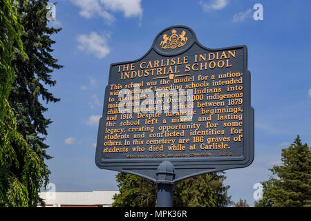 Carlisle, PA, Stati Uniti d'America - 26 Giugno 2016: Il marcatore storico presso il recinto dei nativi americani che hanno frequentato il Carlisle Indian Industrial School. Foto Stock