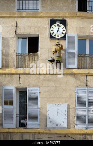 Orologio da parete, Automa orologio o Jacquemart (1833) noto come 'La Chinois " o Chinaman & meridiana sulla Place des Precheurs Aix-en-Provence Provence Francia Foto Stock