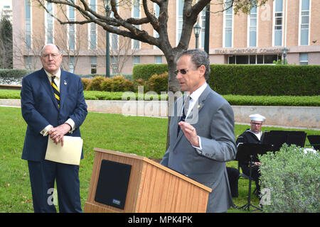 AUSTIN - (21 marzo 2017) Sugar Land, Texas residente, Texas membro rappresentante Rick Miller parla ai partecipanti al Texas Vietnam Veterans Memorial monumento durante la settimana della Marina Austin mentre Robert Floyd, presidente del Texas Vietnam Veterans Memorial Comitato guarda su. Per onorare i veterani del Vietnam durante la settimana della Marina Militare, Miller, uniti dal Vice Adm. Raquel Bono, direttore, difesa Salute Agency, deposto una corona al Monumento. Miller servita negli Stati Uniti Marina come un aviatore dopo la laurea dall'U.S. Accademia Navale. Presenti alla cerimonia erano Navy Vice Capo dell Informazione Adm posteriore. Robert D Foto Stock