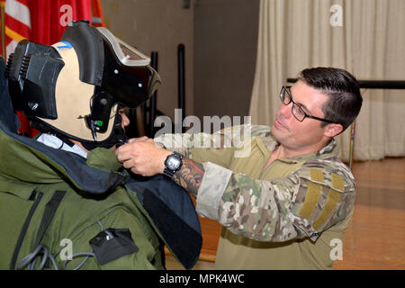 AUSTIN - (marzo. 22, 2017) nativo di Dallas, l'eliminazione degli ordigni esplosivi (EOD) Tecnico 1a classe Connor Antkowski di EOD unità mobile 11, EOD Gruppo uno basato a San Diego, assiste a uno studente di indossare una tuta di bomba a William B. Travis primi college di alta scuola durante la Austin Navy settimana. Gli studenti sono stati in grado di parlare con i marinai, don alcuni EOD attrezzature e azionare il robot Talon. Antkowski è un laureato 2008 del Lago di Highlands High School di Dallas e unite la U.S. Marina nel 2011. Durante la settimana della Marina Austin, Marzo 18-24, i marinai saranno visibili in tutta la comunità al fine di includere del Foto Stock