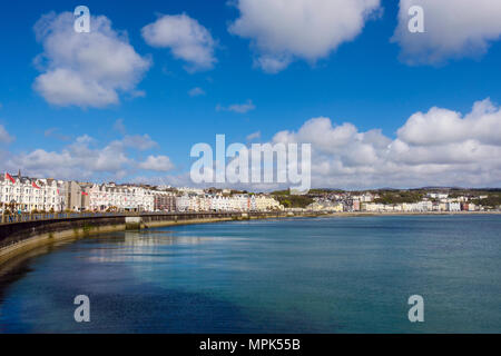 Vista su tutta la baia di Douglas a edifici in stile vittoriano lungo la passeggiata sul lungomare a marea alta. Douglas, Isola di Man, Isola britannica Foto Stock