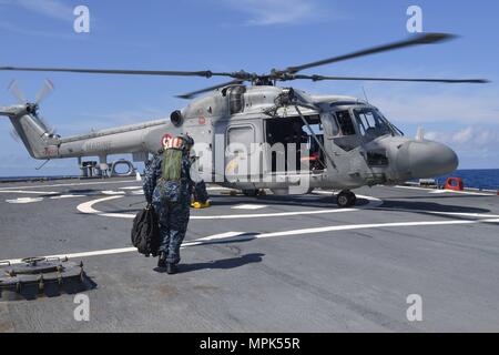 170322-N-JI086-184 - Mar Mediterraneo (22 marzo 2017) della Cmdr. Andria Slough, comandante della guidato-missile destroyer USS Porter (DDG 78), si prepara a bordo di un Westland WG-13 elicottero Lynx, assegnato per la marina francese frigate FS Montcalm (D 642), durante l'esercizio Dynamic Manta 2017, marzo 22. Dynamic Manta è un annuale multilaterale Allied Maritime Command (Marcom) esercizio inteso a sviluppare l'interoperabilità e proficiency in anti-sommergibile e anti-guerra di superficie. Porter, distribuita a Rota, Spagna, sta conducendo operazioni navali negli Stati Uniti Sesta flotta area di operazioni in assistenza Foto Stock