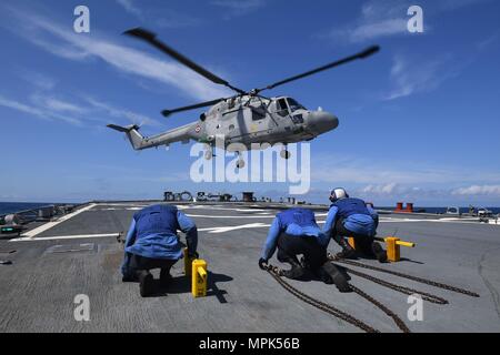 170322-N-JI086-164 Mare Mediterraneo (22 marzo 2017) velisti assegnati alle visite-missile destroyer USS Porter (DDG 78) conducono operazioni di volo con un Westland WG-13 elicottero Lynx assegnato per la marina francese frigate FS Montcalm (D 642) durante l'esercizio Dynamic Manta 2017. L'annuale multilaterale Allied Maritime Command (Marcom) esercizio è inteso a sviluppare l'interoperabilità e proficiency in anti-sommergibile e anti-guerra di superficie. Porter è avanti- distribuito a Rota, Spagna, conducendo operazioni navali negli Stati Uniti Sesta flotta area di operazioni a sostegno della sicurezza nazionale USA interessa. Foto Stock