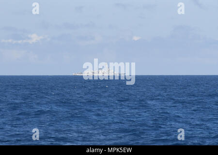 170322-N-JI086-124 - Mar Mediterraneo (22 marzo 2017) la marina francese frigate FS Montcalm (D 642) esegue anti- guerra sottomarina, durante l'esercizio Dynamic Manta 2017, marzo 22. Dynamic Manta è un annuale multilaterale Allied Maritime Command (Marcom) esercizio inteso a sviluppare l'interoperabilità e proficiency in anti-sommergibile e anti-guerra di superficie. (U.S. Foto di Marina di Massa lo specialista di comunicazione di terza classe Ford Williams/rilasciato) Foto Stock