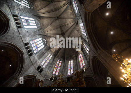 Interno della cattedrale di Narbonne a Narbonne, Francia. Cathedrale Saint-Just-et-Saint-Pasteur de Narbonne, è di stile gotico chiesa cattolica romana che si trova nella città di Narbonne, Francia. La cattedrale è un monumento nazionale e dedicato ai Santi Justus e Pastore. Foto Stock