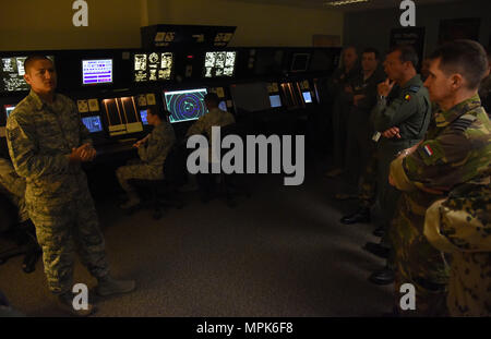 Tech Sgt. Hugh Croce, 334 Training Squadron istruttore, fornisce un controllo del traffico aereo briefing radar durante un'aria Attaché visita a Cody Hall, 20 marzo 2017, su Keesler Air Force Base, Miss. La visita ha fornito a livello diplomatico accreditato di addetti con una panoramica di industriali, aspetti culturali e sociali del militare degli Stati Uniti e di sviluppare relazioni cordiali fra addetti internazionale. (U.S. Air Force foto di Kemberly Groue) Foto Stock