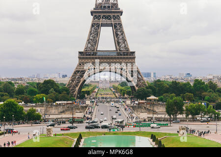 Parigi, Francia luglio 24, 2017: Torre Eiffel close-up di una strada con autovetture e autobus il traffico proveniente da un trasportatore, passaggio sotto un arco, una piazza per turi Foto Stock