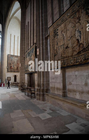 Interno arazzi appesi in Narbonne cattedrale in Narbonne, Francia. Cathedrale Saint-Just-et-Saint-Pasteur de Narbonne, è di stile gotico chiesa cattolica romana che si trova nella città di Narbonne, Francia. La cattedrale è un monumento nazionale e dedicato ai Santi Justus e Pastore. Foto Stock