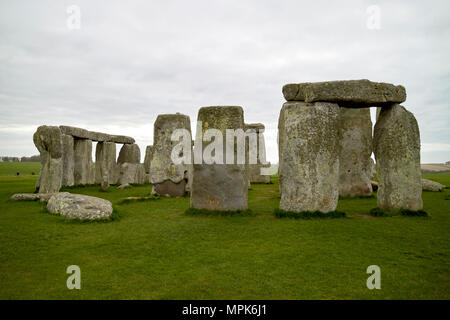 Vista del cerchio di sarsen trilithon pietre al lato opposto del avenue stonehenge Wiltshire, Inghilterra Regno Unito Foto Stock