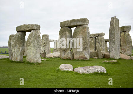 Vista del cerchio di sarsen trilithon pietre al lato opposto del avenue stonehenge Wiltshire, Inghilterra uk trilithon 58-57 nel medio con giunto a tenone o Foto Stock