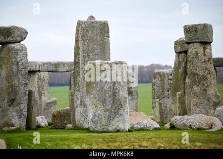 Vista a ferro di cavallo di sarsen trilithon pietre e congiunta a tenone su uno dei trilithons stonehenge Wiltshire, Inghilterra Regno Unito Foto Stock