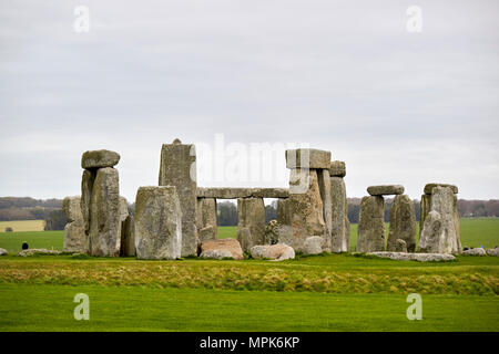 Vista a ferro di cavallo di sarsen trilithon pietre e congiunta a tenone su uno dei trilithons stonehenge Wiltshire, Inghilterra Regno Unito Foto Stock