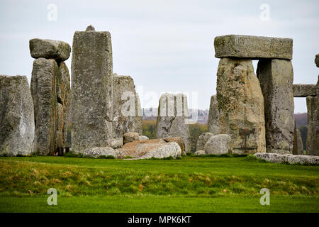 Vista del cerchio di sarsen trilithon pietre con giunto a tenone su uno sulla sinistra e banking con altare centrale pietre e bluestones stonehenge wiltshire eng Foto Stock