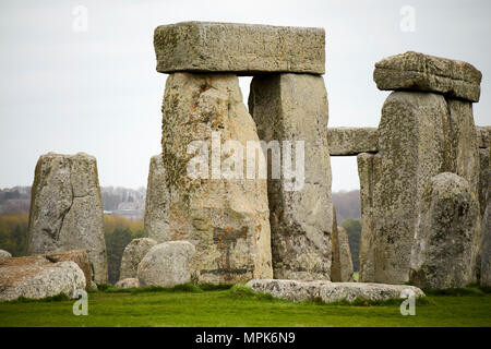 Vista a ferro di cavallo di sarsen trilithon pietre di Stonehenge Wiltshire, Inghilterra Regno Unito Foto Stock