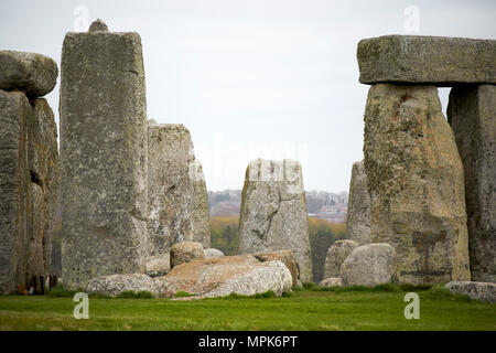 Vista del cerchio di sarsen trilithon pietre con giunto a tenone su uno sulla sinistra e banking con altare centrale pietre e bluestones stonehenge wiltshire eng Foto Stock