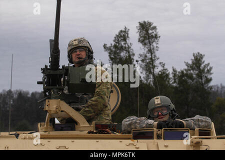 Stati Uniti Esercito personale di riserva Sgt. Jason Kelly (sinistra) e SPC. Burton Samphier con 366 Engineer Company, 412 Teatro comando ingegnere, osservare un equipaggio completando live-fire qualificazione mentre aspettano il loro turno durante il funzionamento freddo Acciaio a Fort McCoy, Wis., 23 marzo 2017. Funzionamento a freddo è di acciaio negli Stati Uniti La riserva di esercito di equipaggio è servita la qualifica di armi ed esercizio di convalida per garantire che l'America dell'esercito di unità di riserva e soldati sono addestrati e pronto per la distribuzione con breve preavviso e portare la lotta contro-ready e letale di armi da fuoco a sostegno dell'esercito e ai nostri partner in tutto il mondo Foto Stock