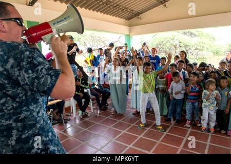 Musicista di terza classe Ryan Miller, nativo di Port Huron, Mich, attaccato alla U.S. Le forze della flotta (USFF) Band, Norfolk, Virginia, canta durante una performance per colombiana per i bambini della scuola a sostegno della continua promessa 2017's (CP-17) Visita al Mayapo, Colombia. CP-17 è un U.S. Comando sud-sponsorizzato e U.S. Forze Navali Comando meridionale/STATI UNITI 4a flotta-condotto di distribuzione condotta civile-militare comprendente le operazioni di assistenza umanitaria, impegni di formazione e medico, dentista e supporto di veterinari in uno sforzo per mostrare il supporto degli Stati Uniti e di impegno per l'America centrale e del Sud. (U.S. Navy p Foto Stock