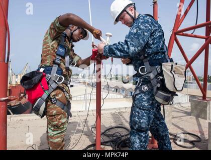 170323-N-GP524-139 COTONOU Benin (23 marzo 2017) Benin Navy Petty Officer 1. Classe Aristide Hometowou e tecnico di elettronica di 2a classe di Justin Roberts riparazione di apparecchiature radar durante l'esercizio Obangame Express 2017. Obangame Express, sponsorizzato dalla U.S. Africa il comando, è progettato per migliorare la cooperazione regionale, dominio marittimo la sensibilizzazione, la condivisione di informazioni pratiche, e tattiche di interdizione della competenza per migliorare la capacità collettiva del Golfo di Guinea e ad ovest le nazioni africane a mare contatore basato su attività illecite. (U.S. Foto di Marina di Massa lo specialista di comunicazione 2a classe Bill Dodg Foto Stock