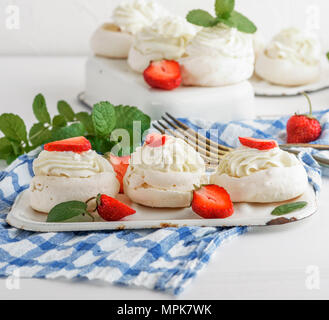 Torte di meringa con crema e fragole fresche, close up Foto Stock