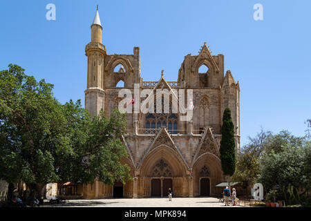 Lala Mustafa Pasha moschea a Famagusta nella Repubblica Turca di Cipro Nord (TRNC) - originariamente di un palazzo del XIV secolo cattedrale gotica. Foto Stock