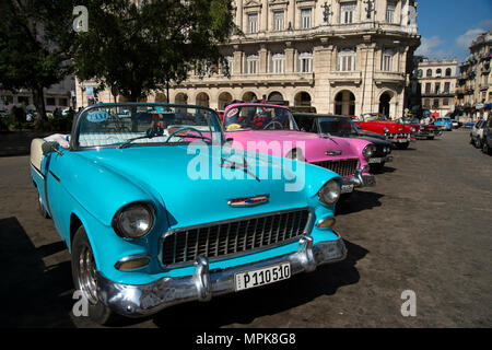 Ripristinato vintage anni cinquanta vetture usa più di sinistra dopo la rivoluzione attesa di traghetti turisti in giro per l'Avana Foto Stock