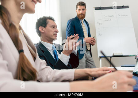 Esperto affidabile conducendo una analisi SWOT durante il consiglio di amministrazione Foto Stock