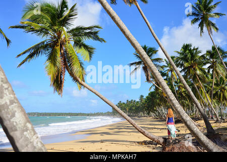 Felice tourist sul Limon spiaggia selvaggia e difficile da raggiungere sulla costa meridionale della Repubblica Dominicana Foto Stock