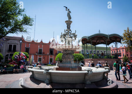 La Corregidora monumento e chiosco nel Jardin Zenea, Queretaro, città in Messico Centrale Foto Stock