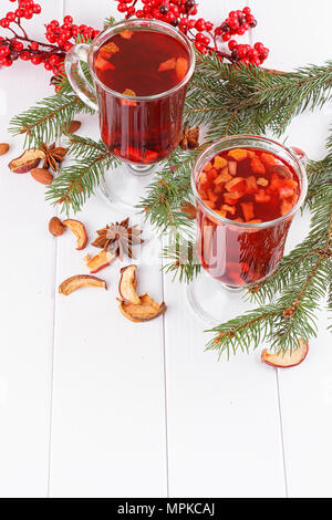 Inverno caldo bevande. Tè rosso , cannella, anice stellato semi da aghi di abete Foto Stock