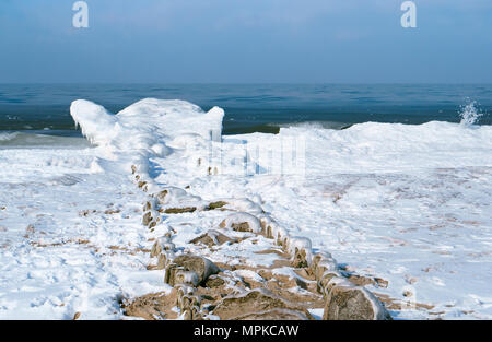 Le onde del mare nella neve ghiacciata granite, ghiaccio sulle scogliere in mare, mare costa in inverno Foto Stock