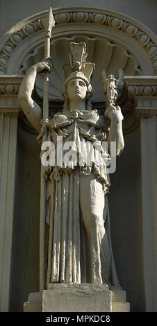 Guadalajara, Castilla la Mancha, in Spagna. Palazzo di Antonio de Mendoza, del XVI secolo. Balcone neoclassico, rimaneggiata tra il 1902 e il 1906 dall'architetto Ricardo Velazquez Bosco (1843-1923). La statua della dea Athena (Romana Minerva). Foto Stock