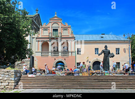 LVIV, Ucraina - 30 giugno 2013: Prenota il mercato delle pulci vicino al monumento di Ivan Fyodorov, la prima stampante in Ucraina Foto Stock