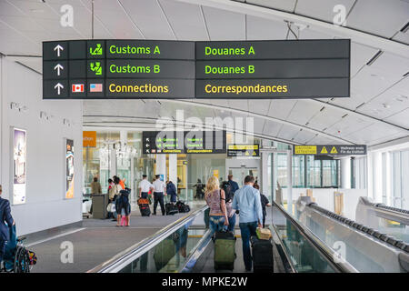 Canada,Canada,Ontario Province,Toronto,Pearson International Airport,terminal,cartello francese,Dogana,connessioni,Canada0703002 Foto Stock