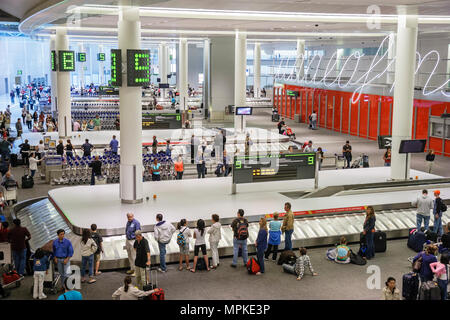 Canada, Canada, Nord America, Ontario Province, Toronto, Pearson International Airport, terminal, ritiro bagagli, bagagli, valigia, bagaglio, passaggio in arrivo Foto Stock