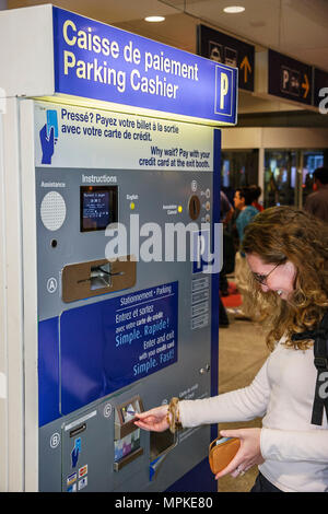 Montreal Canada, Quebec Province, Trudeau International Airport, parcheggio cassiere macchina, donna donna marche, lingua francese, bilingue, Canada070703022 Foto Stock